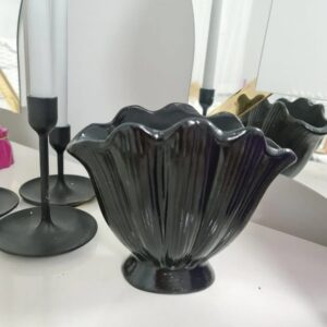Siyah dekoratif midye vazo